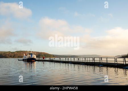 Kielder Angleterre: 13th janvier 2022: Kielder Ferry (l'Osprey) amarré à la jetée sur une belle matinée ensoleillée d'hiver Banque D'Images