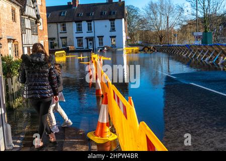 Bewdley,Worcestershire,England,UK- février 22 2022: Les gens risquent d'être mouillés et la circulation est interdite sur les routes qui se déversent dans la rivière Severn à Bewdley Banque D'Images