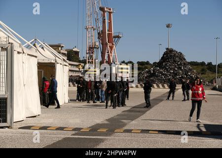 Augusta, Sicile, 571 migrants, débarqués par le navire Diciotti, secourus ces derniers jours par trois patrouilleurs de la Garde côtière de Syracuse, Crotone et Reggio Calabria hier avaient débarqué la moitié d'entre eux et compte tenu de l'heure tardive des opérations, coordonnées par le poste de police d'Augusta et la préfecture, ont été suspendus et repris ce matin le 2022. Banque D'Images