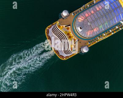 Bateau de croisière AIDAprima, le navire-amiral d'AIDA Cruises, arrivant à Southampton tôt le matin. Banque D'Images