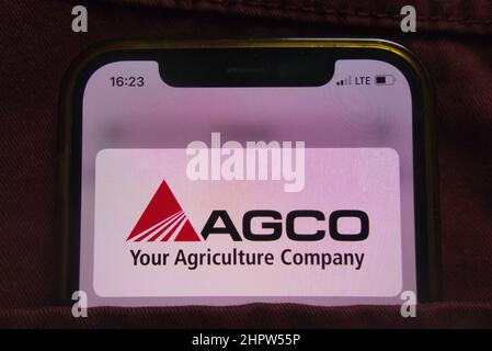 KONSKIE, POLOGNE - 22 février 2022 : le logo de la société AGCO est affiché sur un téléphone portable dissimulé dans une poche de jeans Banque D'Images