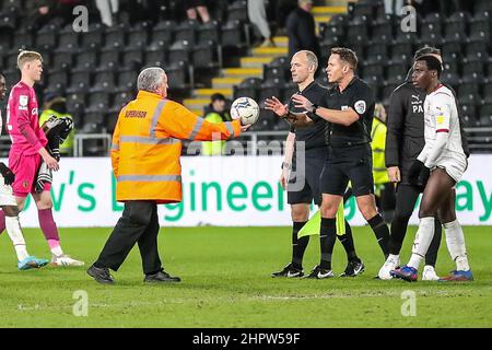 Kingston upon Hull, Royaume-Uni. 22nd févr. 2022. Le steward remet le ballon en place pour l'arbitre Stephen Martin à la fin du match lors du championnat EFL Sky Bet entre Hull City et Barnsley au KCOM Stadium, Kingston upon Hull, Angleterre, le 22 février 2022. Photo de Simon Hall. Utilisation éditoriale uniquement, licence requise pour une utilisation commerciale. Aucune utilisation dans les Paris, les jeux ou les publications d'un seul club/ligue/joueur. Crédit : UK Sports pics Ltd/Alay Live News Banque D'Images