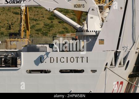 Augusta, Sicile, 571 migrants, débarqués par le navire Diciotti, secourus ces derniers jours par trois patrouilleurs de la Garde côtière de Syracuse, Crotone et Reggio Calabria hier avaient débarqué la moitié d'entre eux et compte tenu de l'heure tardive des opérations, coordonnées par le poste de police d'Augusta et la préfecture, ont été suspendus et repris ce matin le 2022. Banque D'Images