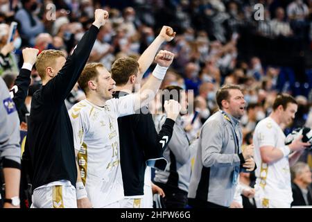 Kiel, Allemagne. 23rd févr. 2022. Handball : Ligue des champions, THW Kiel - Montpellier HB, Groupe Stage, Groupe A, Matchday 12, Wununundino Arena. Les joueurs de Kiel applaudissent. Credit: Frank Molter/dpa/Alay Live News Banque D'Images