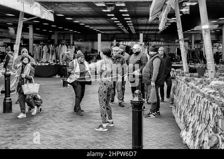 Hola Hoops et danses dans Queens Market, Londres Banque D'Images