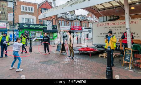 Fille jouant avec hola Hoop dans Queens Market, Newham, Londres Banque D'Images