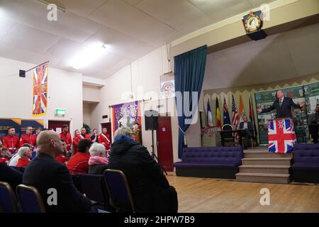 Jim Allister, le dirigeant de TUV (à gauche), participe à un rassemblement contre le Protocole d'Irlande du Nord à Carlton Street Orange Hall, Portadown, dans le comté d'Armagh, en Irlande du Nord. Date de la photo: Mercredi 23 février 2022. Banque D'Images