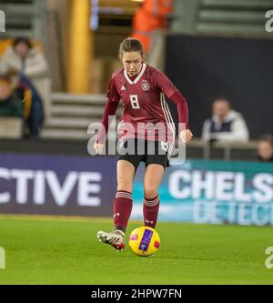 23rd février 2022 ; Molineux Stadium, Wolverhampton, West Midlands, Angleterre ; Arnold Clark Womens International football Angleterre contre Allemagne; Jana Feldkamp d'Allemagne Banque D'Images