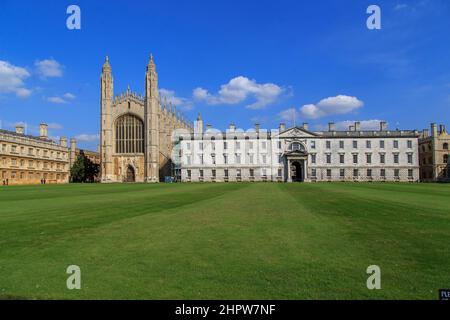 CAMBRIDGE, GRANDE-BRETAGNE - 8 SEPTEMBRE 2014 : c'est la pelouse sur le dos du Kings College qui surplombe la chapelle et le bâtiment Fellows. Banque D'Images