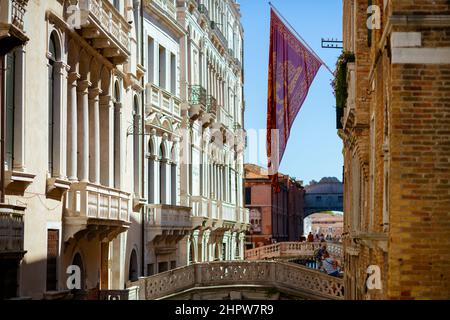 VENISE - 25 juillet 2020 : image avec le pont des Soupirs dans la rue de Venise, Italie. Banque D'Images