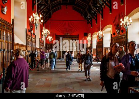 ÉDIMBOURG, GRANDE-BRETAGNE - 10 SEPTEMBRE 2014 : ce sont des visiteurs non identifiés dans la Grande salle du château d'Édimbourg. Banque D'Images