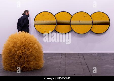 Madrid, Espagne. 23rd févr. 2022. Un visiteur a vu observer une œuvre d'art pendant l'édition 41 d'ARCO.ARCO Madrid est le salon international de l'art contemporain de l'Espagne qui, depuis 1982, a été l'une des principales plates-formes de marché de l'art et une pièce essentielle dans le circuit international consacré à la promotion et à la diffusion de la création artistique. Crédit : SOPA Images Limited/Alamy Live News Banque D'Images