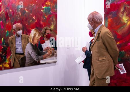 Madrid, Espagne. 23rd févr. 2022. Les visiteurs ont vu observer une œuvre d'art pendant l'édition 41 d'ARCO.ARCO Madrid est la foire internationale de l'art contemporain qui, depuis 1982, est l'une des principales plates-formes de marché de l'art et une pièce essentielle dans le circuit international consacré à la promotion et à la diffusion de la création artistique. Crédit : SOPA Images Limited/Alamy Live News Banque D'Images