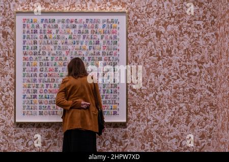 Madrid, Espagne. 23rd févr. 2022. Un visiteur a vu observer une œuvre d'art pendant l'édition 41 d'ARCO.ARCO Madrid est le salon international de l'art contemporain de l'Espagne qui, depuis 1982, a été l'une des principales plates-formes de marché de l'art et une pièce essentielle dans le circuit international consacré à la promotion et à la diffusion de la création artistique. Crédit : SOPA Images Limited/Alamy Live News Banque D'Images