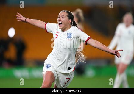 Le Fran Kirby d'Angleterre célèbre le troisième but de son équipe lors du match de la coupe Arnold Clark au Molineux Stadium, Wolverhampton. Date de la photo: Mercredi 23 février 2022. Banque D'Images