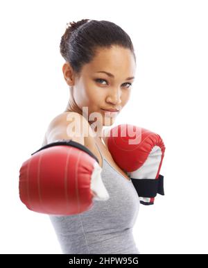 Robuste à l'intérieur et à l'extérieur. Une belle jeune femme portant des gants de boxe. Banque D'Images