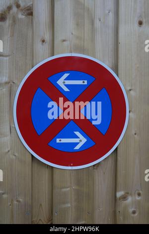 Rouge et bleu panneau de signalisation allemand 283 'No Straitt' vissé sur une clôture en bois (image verticale), Hildesheim, Basse-Saxe, Allemagne Banque D'Images