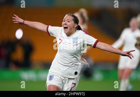 Le Fran Kirby d'Angleterre célèbre le troisième but de son équipe lors du match de la coupe Arnold Clark au Molineux Stadium, Wolverhampton. Date de la photo: Mercredi 23 février 2022. Banque D'Images