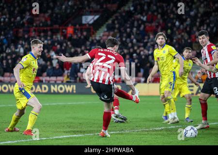 Sheffield, Royaume-Uni. 23rd févr. 2022. Ben Davies #22 de Sheffield United tire à but et a fait 1-0 à Sheffield, au Royaume-Uni, le 2/23/2022. (Photo de James Heaton/News Images/Sipa USA) crédit: SIPA USA/Alay Live News Banque D'Images