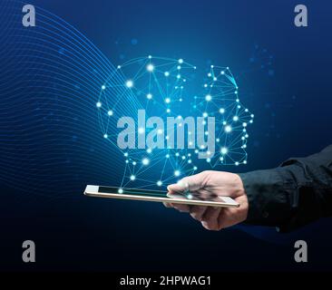 une main mâle tient une tablette et un dessin holographique d'une tête de robot. Le concept de l'apprentissage de l'intelligence artificielle pour améliorer les moteurs de recherche, appli Banque D'Images