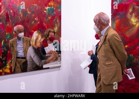 Madrid, Espagne. 23rd févr. 2022. Les visiteurs ont vu observer une œuvre d'art pendant l'édition 41 d'ARCO.ARCO Madrid est la foire internationale de l'art contemporain qui, depuis 1982, est l'une des principales plates-formes de marché de l'art et une pièce essentielle dans le circuit international consacré à la promotion et à la diffusion de la création artistique. (Photo de Guillermo Gutierrez/SOPA Images/Sipa USA) crédit: SIPA USA/Alay Live News Banque D'Images