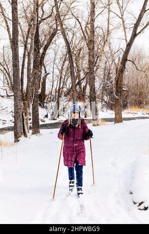 Femme sénior ski de fond dans une tempête de neige fraîche; Vandaveer Ranch; Salida; Colorado; États-Unis Banque D'Images