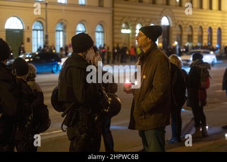 Munich, Allemagne. 23rd févr. 2022. Les participants discutent avec la police. Le 23 février 2022, des centaines d'anti-vaxxers se sont réunis pour démontrer leur opposition à la vaccination obligatoire et aux mesures de protection contre les covidés. Ils se sont alignés entre la Geschwister-Scholl-Platz et la Odeonsplatz pour former une chaîne de lumières. Les règles d'obligation de masque et de distance étaient à peine maintenues. (Photo par Alexander Pohl/Sipa USA) crédit: SIPA USA/Alay Live News Banque D'Images