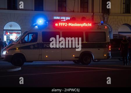 Munich, Allemagne. 23rd févr. 2022. Voiture de police avec enseigne au néon indiquant l'obligation de porter un masque. Le 23 février 2022, des centaines d'anti-vaxxers se sont réunis pour démontrer leur opposition à la vaccination obligatoire et aux mesures de protection contre les covidés. Ils se sont alignés entre la Geschwister-Scholl-Platz et la Odeonsplatz pour former une chaîne de lumières. Les règles d'obligation de masque et de distance étaient à peine maintenues. (Photo par Alexander Pohl/Sipa USA) crédit: SIPA USA/Alay Live News Banque D'Images