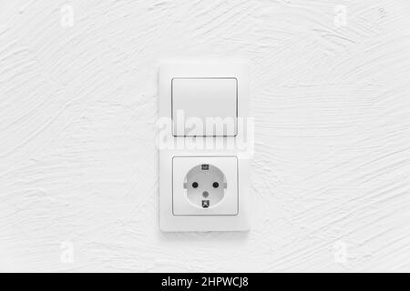 Prise et voyant éteint mettez le bouton marche sur l'arrière-plan du mur blanc de l'interrupteur de la maison. Banque D'Images