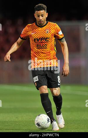 Benevento, Italie, 23 février 2022. Andrès Tello joueur de Benevento, pendant le match du championnat italien de la série B entre Benevento vs Como résultat final, Benevento 5, Como 0, match joué au stade Ciro Vigorito. Benevento, Italie, 23 février 2022. Banque D'Images