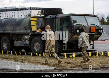 Jasionka, Pologne. 23rd févr. 2022. Les soldats AMÉRICAINS ont vu marcher à côté d'un camion militaire à la base de Jasionka. Les soldats américains sont arrivés en Pologne après que le Pentagone a annoncé qu'il fallait des forces supplémentaires. Ils sont passés des États-Unis à l'Europe pour renforcer le flanc est de l'OTAN. LES soldats AMÉRICAINS de la division aéroportée de 82nd ont créé une petite base militaire et un entrepôt pour leur équipement à côté de l'aéroport de Jesionka, dans le sud de la Pologne. Crédit : SOPA Images Limited/Alamy Live News Banque D'Images