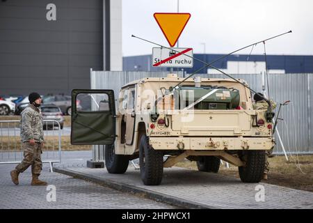 Jasionka, Pologne. 23rd févr. 2022. Un soldat américain de la division Airborne de 82nd a vu marcher vers un Humvee à la base militaire de Jasionka. Des soldats américains sont arrivés en Pologne après que le Pentagone ait annoncé la nécessité de forces supplémentaires. Ils sont passés des États-Unis à l'Europe pour renforcer le flanc est de l'OTAN. LES soldats AMÉRICAINS de la division aéroportée de 82nd ont créé une petite base militaire et un entrepôt pour leur équipement à côté de l'aéroport de Jesionka, dans le sud de la Pologne. Crédit : SOPA Images Limited/Alamy Live News Banque D'Images