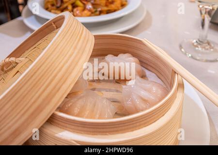 DIM sum est une nourriture de diverses régions de la Chine, parmi lesquelles le cantonais et le Shanghainais se distinguent, mais ils sont également fabriqués dans d'autres régions du pays Banque D'Images