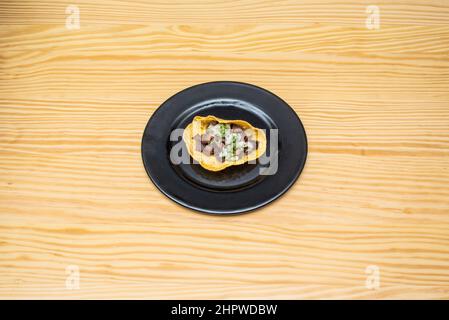 Taco Dough déjà publié à une autre occasion · langue de boeuf · steaks de boeuf · carotte · oignon · ail · branche de céleri · sel, poivre Banque D'Images