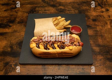 Le hot dog, également appelé complet, hot dog, jocho, shuco ou pain avec le chien, est un aliment sous la forme d'un sandwich qui est généré avec la combinaison Banque D'Images