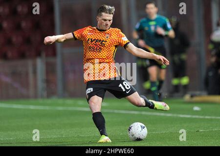 Benevento, Italie. 23rd févr. 2022. Daam Foulon joueur de Benevento, pendant le match du championnat italien Serie B entre Benevento vs Como résultat final, Benevento 5, Como 0, match joué au stade Ciro Vigorito. Benevento, Italie, 23 février 2022. (Photo par Vincenzo Izzo/Sipa USA) crédit: SIPA USA/Alay Live News Banque D'Images