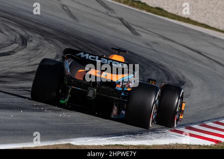 Barcelone/Espagne - 23/02/2022 - #4 Lando Norris (GBR) dans sa voiture McLaren MCL36 pendant la première journée d'essais pré-saison pour la saison 2022 Banque D'Images