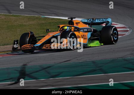 Barcelone/Espagne - 23/02/2022 - #4 Lando Norris (GBR) dans sa voiture McLaren MCL36 pendant la première journée d'essais pré-saison pour la saison 2022 Banque D'Images