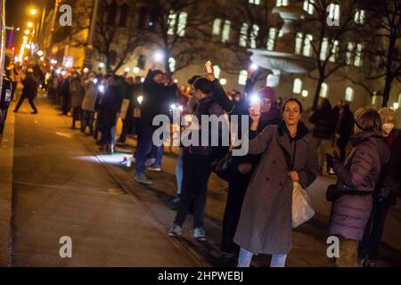 Munich, Bavière, Allemagne. 23rd févr. 2022. Malgré les relaxations des mesures anti-pandémiques, les fameux Coronarebels de Munich, en Allemagne, continuent à organiser des manifestations et des marches, ce qui signifie que la crise du coronavirus et les vaccins n'étaient que des sujets de discorde dont ils avaient besoin dans leurs aspirations à tenter de renverser le gouvernement allemand et de mettre fin à la société telle que la plupart la connaissent. Le groupe a organisé un événement Lichterkette (chaîne de lumière) comme mesure réactionnaire, tandis que les groupes de théorie anti-conspiration ont organisé une démonstration artistique de lumière pour la solidarité. (Image de crédit: © Sachelle Babbar/ZUMA Press Wire) Banque D'Images