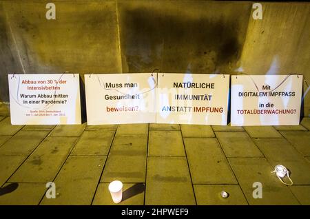 Munich, Bavière, Allemagne. 23rd févr. 2022. Malgré les relaxations des mesures anti-pandémiques, les fameux Coronarebels de Munich, en Allemagne, continuent à organiser des manifestations et des marches, ce qui signifie que la crise du coronavirus et les vaccins n'étaient que des sujets de discorde dont ils avaient besoin dans leurs aspirations à tenter de renverser le gouvernement allemand et de mettre fin à la société telle que la plupart la connaissent. Le groupe a organisé un événement Lichterkette (chaîne de lumière) comme mesure réactionnaire, tandis que les groupes de théorie anti-conspiration ont organisé une démonstration artistique de lumière pour la solidarité. (Image de crédit: © Sachelle Babbar/ZUMA Press Wire) Banque D'Images