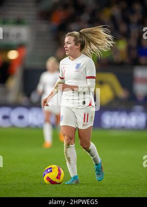 23rd février 2022 ; Molineux Stadium, Wolverhampton, West Midlands, Angleterre ; Arnold Clark Womens International football Angleterre contre Allemagne; Lauren Hemp d'Angleterre Banque D'Images