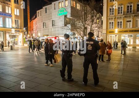 Munich, Bavière, Allemagne. 23rd févr. 2022. Malgré les relaxations des mesures anti-pandémiques, les fameux Coronarebels de Munich, en Allemagne, continuent à organiser des manifestations et des marches, ce qui signifie que la crise du coronavirus et les vaccins n'étaient que des sujets de discorde dont ils avaient besoin dans leurs aspirations à tenter de renverser le gouvernement allemand et de mettre fin à la société telle que la plupart la connaissent. Le groupe a organisé un événement Lichterkette (chaîne de lumière) comme mesure réactionnaire, tandis que les groupes de théorie anti-conspiration ont organisé une démonstration artistique de lumière pour la solidarité. (Image de crédit: © Sachelle Babbar/ZUMA Press Wire) Banque D'Images