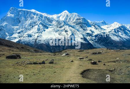 Vue de la face nord d'Annapurna II et Annapurna IV de Kicho Tal (lac de glace) sur le trek Round Annapurna, circuit d'Annapurna, Manang, Népal. Banque D'Images