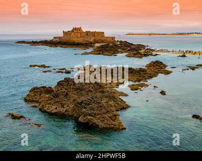 Plage de Saint Malo, vue imprenable sur le fort National à marée basse, Bretagne, France Banque D'Images