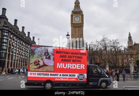 Londres, Royaume-Uni. 23rd février 2022. Un écran électronique mobile avec un message de campagne à Ban Trophée de chasse passe par la place du Parlement. Credit: Vuk Valcic/Alamy Live News Banque D'Images