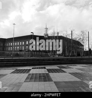 Watford, Hertfordshire, Angleterre, février 22 2022: Hôtel de ville vu du haut de la rue High Street, un jour de pluie en monochrome. Banque D'Images