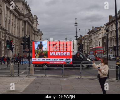 Londres, Royaume-Uni. 23rd février 2022. Un écran électronique mobile avec un message de campagne à Ban Trophée de chasse passe par la place du Parlement. Credit: Vuk Valcic/Alamy Live News Banque D'Images