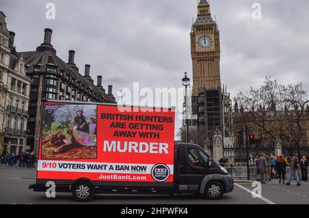 Londres, Royaume-Uni. 23rd février 2022. Un écran électronique mobile avec un message de campagne à Ban Trophée de chasse passe par la place du Parlement. Credit: Vuk Valcic/Alamy Live News Banque D'Images