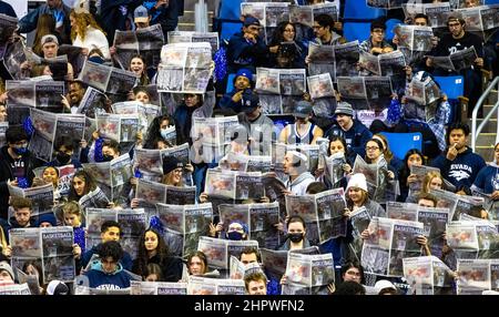 Reno, États-Unis. 22nd févr. 2022. Les fans de Reno tiennent des articles de presse pendant le match de l'Université de Las Vegas contre l'Université du Nevada Reno au centre d'événements de Lawlor et à l'Université de Las Vegas sortirent victorieux, de 62 à 54. Crédit : SOPA Images Limited/Alamy Live News Banque D'Images