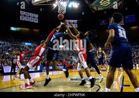 Reno, États-Unis. 22nd févr. 2022. Las Vegas et les joueurs de Reno se bousculent pour un rebond pendant le match de l'Université de Las Vegas contre l'Université du Nevada Reno au centre d'événements de Lawlor et à l'Université de Las Vegas sortirent victorieux, de 62 à 54. Crédit : SOPA Images Limited/Alamy Live News Banque D'Images